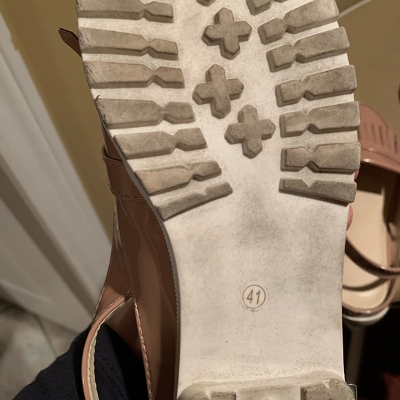 Size 8 strapped sandal - Picture 4 of 4